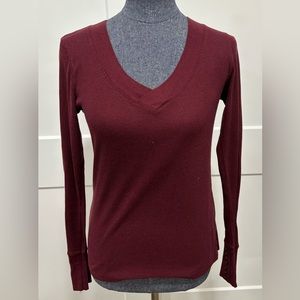 Col Story maroon v neck long sleeve top